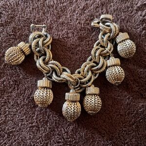 “Acorn Swing”Coro Gold Charm Bracelet with Textured Accents” 8”